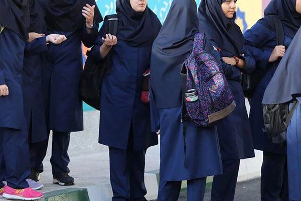 بعد تعرضها للتهديد والتعنيف.. وزارة التعليم الإيرانية تؤكد انتحار "تلميذة طلاء الأظافر"