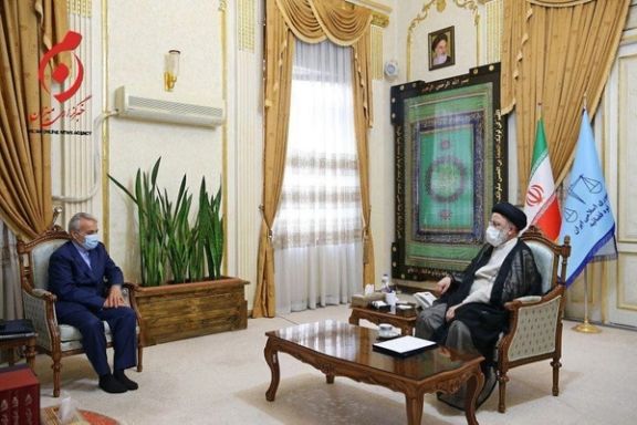 Mohammad Bagher Nobakht, a vice president under Hassan Rouhani and the former head of Plan and Budget Organization, (left) and President Ebrahim Raisi