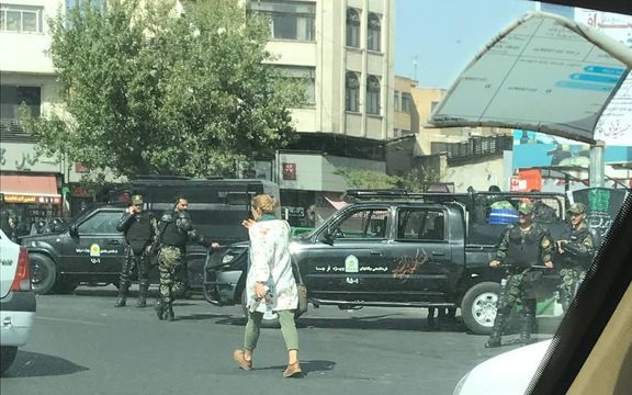 سيدة إيرانية تتحدى عناصر قوات الأمن وتمر أمامهم دون حجاب إجباري