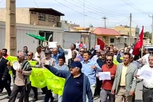 احتجاجات عمالية في إيران تسخر من شعار خامنئي "الفارغ" حول "السيطرة على التضخم"