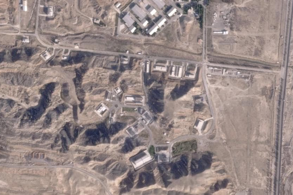 ماذا تكشف الصور الفضائية عن مواقع الهجمات الإسرائيلية على إيران؟