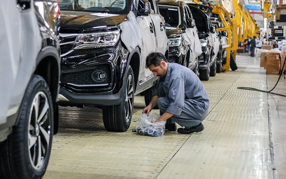 "بلومبرغ": الصين وإيران تتبادلان قطع السيارات بالنحاس والزنك للالتفاف على العقوبات