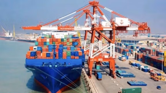 "تلغراف": وصول 5 سفن محمّلة بمادة لصناعة الصواريخ الباليستية إلى إيران