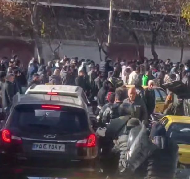 وال‌استریت ژورنال: اعتراضات در ایران فشار تازه‌ای به حکومت تحت فشار وارد کرده است