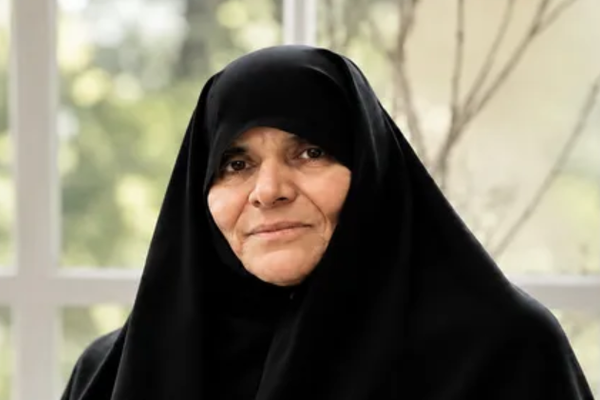 الدور الخفي لزوجة رئيس مستشاري قائد "الثوري الإيراني" في تأسيس مدرسة "ميناب" وأنشطة أخرى