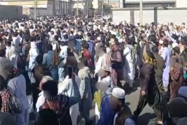 أهالي زاهدان يتظاهرون في جمعة أخرى.. ويهتفون بـ"الموت لخامنئي"
