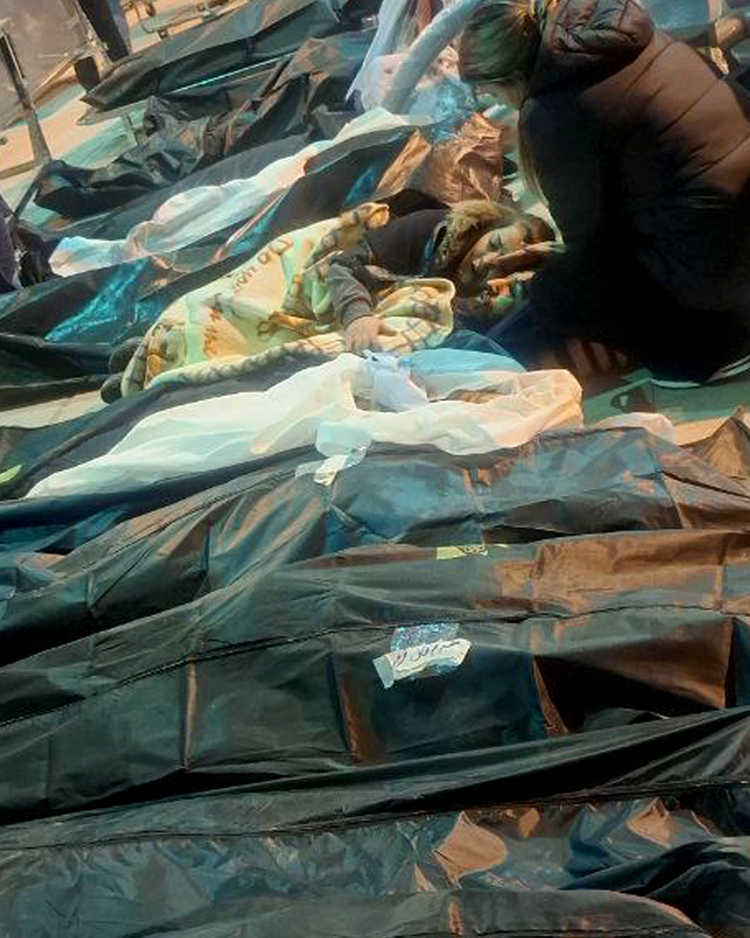 أم تحتضن جثمان ابنها في "كهريزك" بإيران بعد أسبوع من البحث عنه 