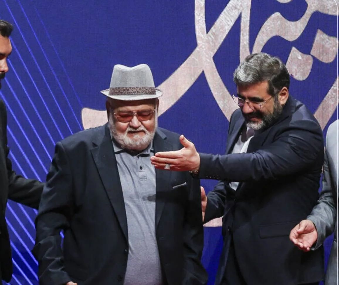 اکبر عبدی در کنار محمد مهدی اسماعیلی، وزیر ارشاد دولت ابراهیم رئیسی