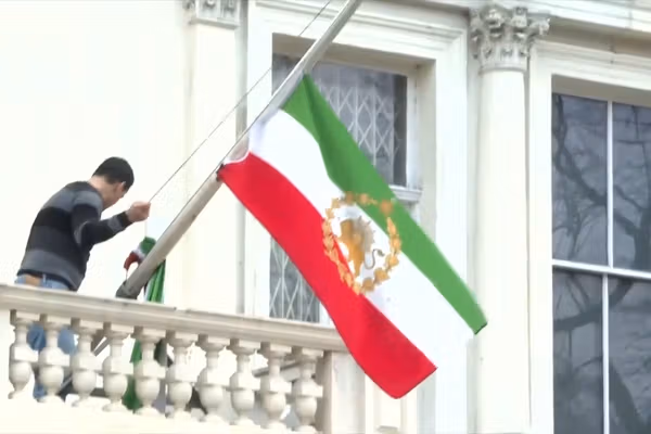 ایرانیان پرچم شیر و خورشید را در سفارتخانههای جمهوری اسلامی در چند کشور برافراشتند