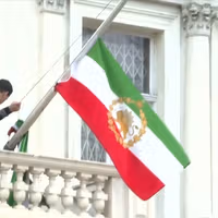 ایرانیان پرچم شیر و خورشید را در سفارتخانههای جمهوری اسلامی در چند کشور برافراشتند