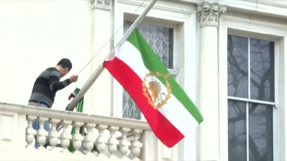 ایرانیان پرچم شیر و خورشید را در سفارتخانههای جمهوری اسلامی در چند کشور برافراشتند