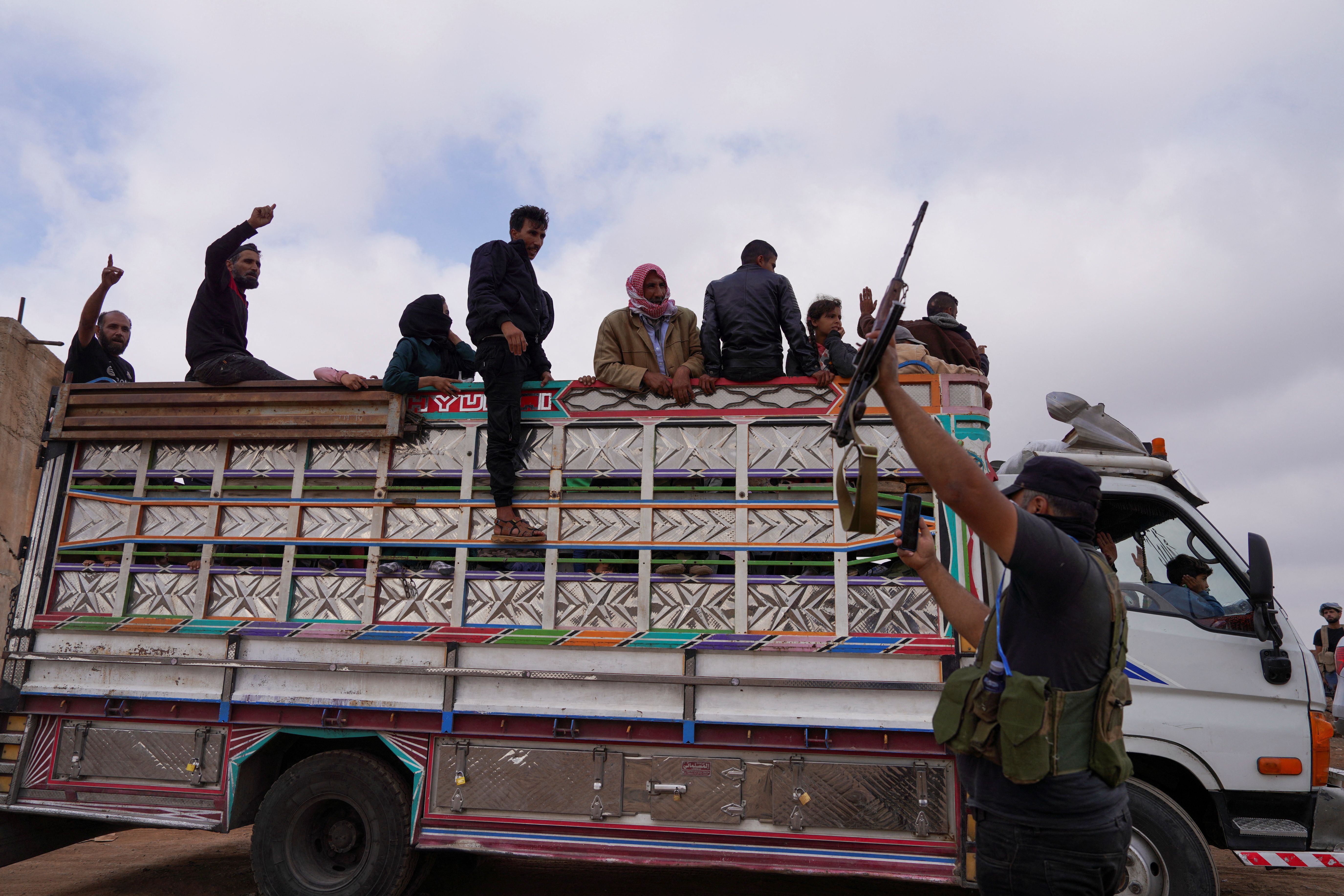 خانواده‌های بادیه‌نشین سوار بر وسیله نقلیه، روستای المزرعه را ترک می‌کنند
