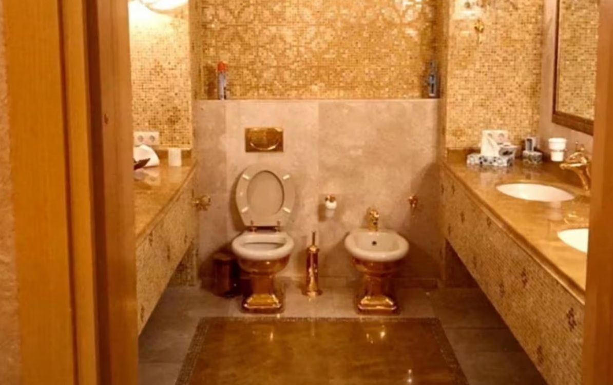 توالت طلایی که گفته می‌شود متعلق به یکی از حمام‌های آپارتمان تیمور میندیچ، شریک تجاری سابق زلنسکی، است