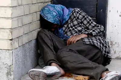 من منازل الأسر إلى أوكار المخدرات.. نساء في منتصف العمر يمثلن الوجه الجديد للفقر في إيران
