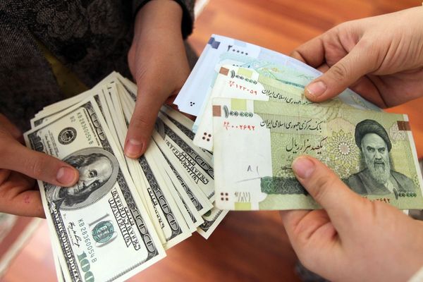 سعر الدولار يواصل الارتفاع ويصل إلى 90 ألف تومان إيراني