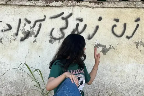 مساعد الرئيس الإيراني: تنفيذ قانون "العفاف والحجاب" قد يؤدي إلى "عصيان مدني"