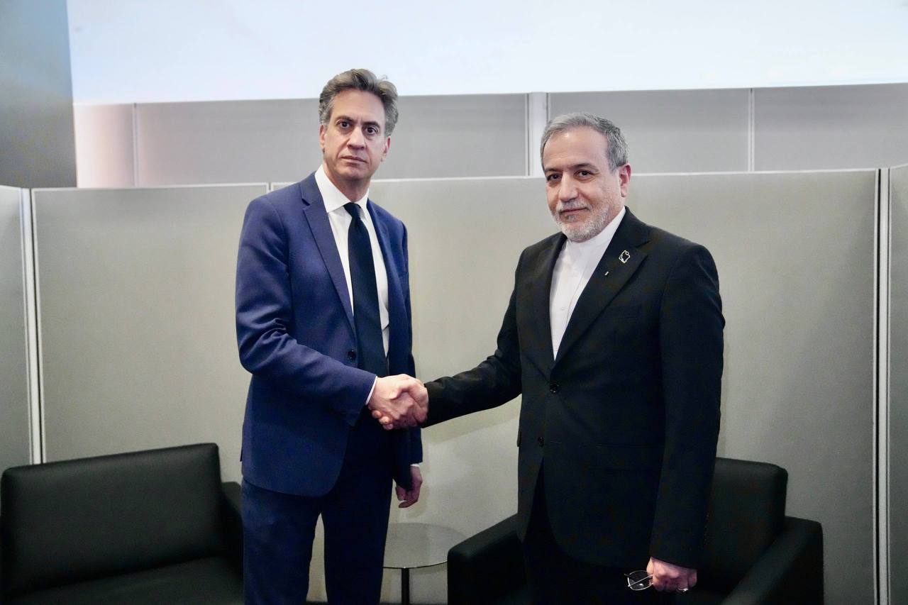 British Foreign Secretary Ed Miliband (L) shakes hands with Iranian Foreign Minister Abbas Araghchi during their meeting in New York, September 24, 2026. Photo: Abbas Araghchi’s Telegram channel