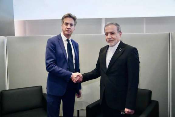 British Foreign Secretary Ed Miliband (L) shakes hands with Iranian Foreign Minister Abbas Araghchi during their meeting in New York, September 24, 2026. Photo: Abbas Araghchi’s Telegram channel