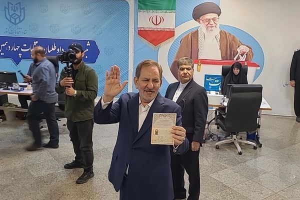 مَن أعلن ترشحه لانتخابات الرئاسة الإيرانية في اليوم الأخير للتسجيل؟