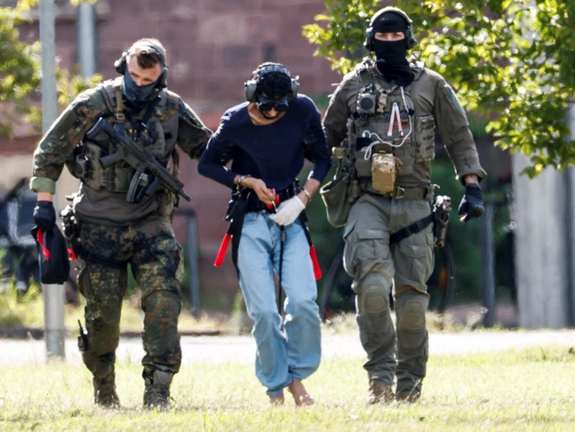 مظنون بیستوشش ساله اهل سوریه در حال خروج از دفتر دادستانی فدرال آلمان، کارلسروهه، چهارم شهریور