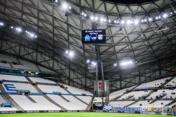 برگزاری مارسی-لیون در هالهای از ابهام؛ اتوبوس لیون را با سنگ زدند، گروسو مجروح شد