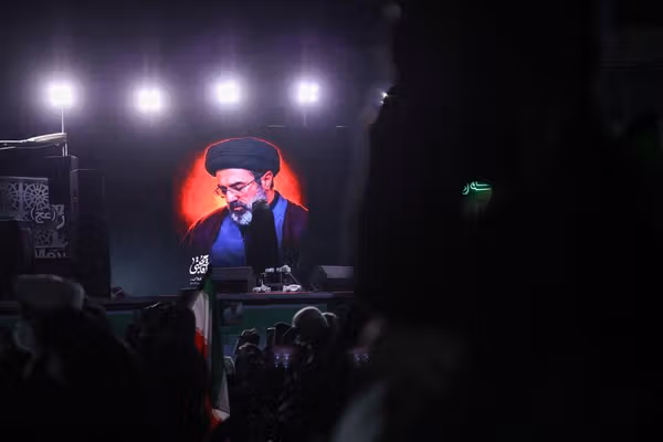 از رهبر پشت تریبون تا رهبر نامرئی؛ خامنهای دیده نمیشود اما فتوا میدهد