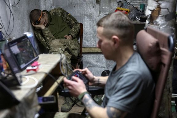 نظامی اوکراینی در حال هدایت یک پهپاد، منطقه خارکیف، ۱۶ خرداد