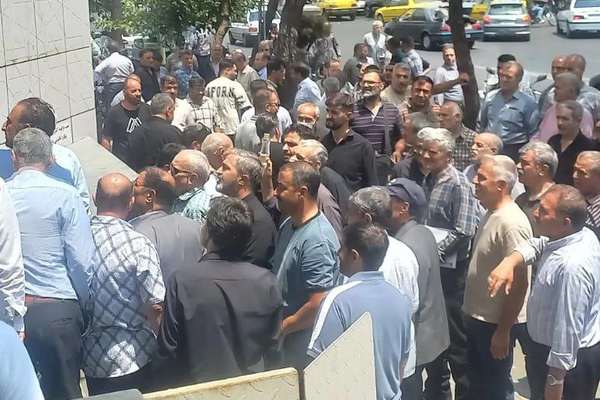 تزامنًا مع ارتفاع أسعار الخبز.. احتجاجات لأصحاب المخابز أمام وزارة الداخلية في طهران