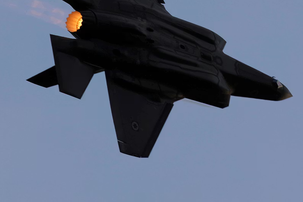 الجيش الإسرائيلي: مئات الطائرات المقاتلة الإسرائيلية تسيطر الآن على أجواء إيران