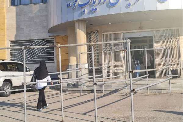 رغم رفض الطلاب والطالبات.. سلطات إيران تواصل منع الاختلاط بداية من مدخل الجامعة