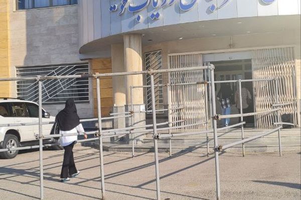 رغم رفض الطلاب والطالبات.. سلطات إيران تواصل منع الاختلاط بداية من مدخل الجامعة