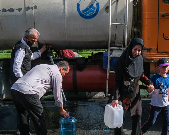 طوابير للحصول على مياه الشرب في العاصمة الإيرانية.. والمسؤولون: المحطات تعمل بكامل طاقتها