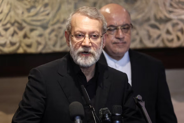 صحيفة "معاريف": سوريا رفضت السماح لطائرة علي لاريجاني بعبور مجالها الجوي