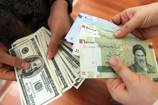 في ظل التوتر بعد مقتل هنية.. الدولار يصل إلى 62 ألف تومان في إيران