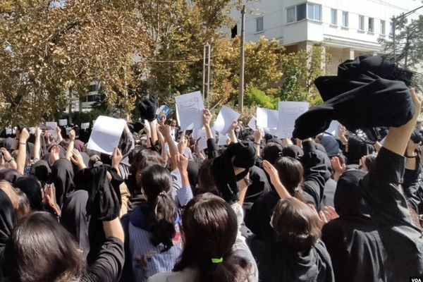انتفاضة الشعب تتسبب في هلع النظام الإيراني.. واعتقال أكثر من 300 ناشط سياسي ومدني وطلابي