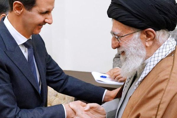 تقارير عن مساعٍ إيرانية لتدرب قوات سورية موالية في معسكرات صحراوية بالعراق