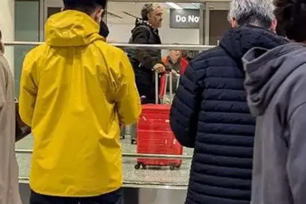 وکیل پژمان جمشیدی: موکلم برای دیدار با خانواده به کانادا رفته و اگر لازم باشد برمیگردد