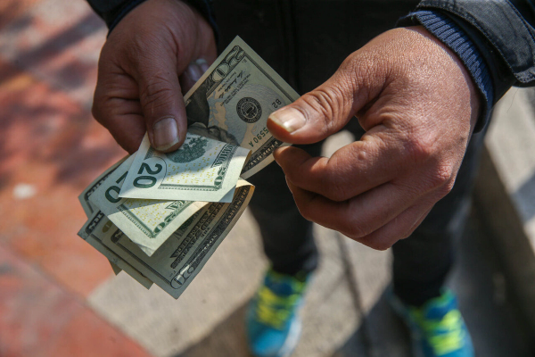 بعد تفعيل آلية الزناد.. الدولار يواصل صعوده القياسي ويصل إلى 116 ألفاً و400 تومان