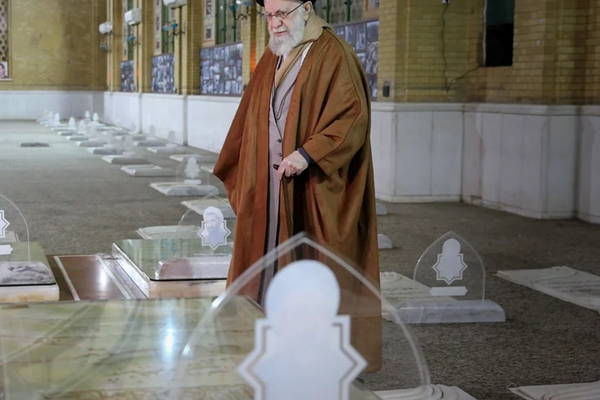 الموساد الإسرائيلي يؤكد أن خامنئي ما زال على قيد الحياة.. وينفي شائعات وفاته