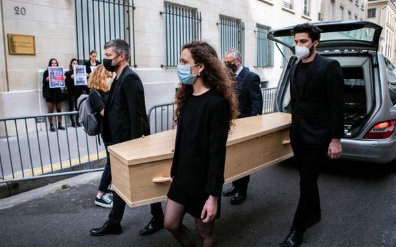 برگزاری تشییع جنازه نمادین برای روزنامه هنگکنگی مقابل سفارت چین