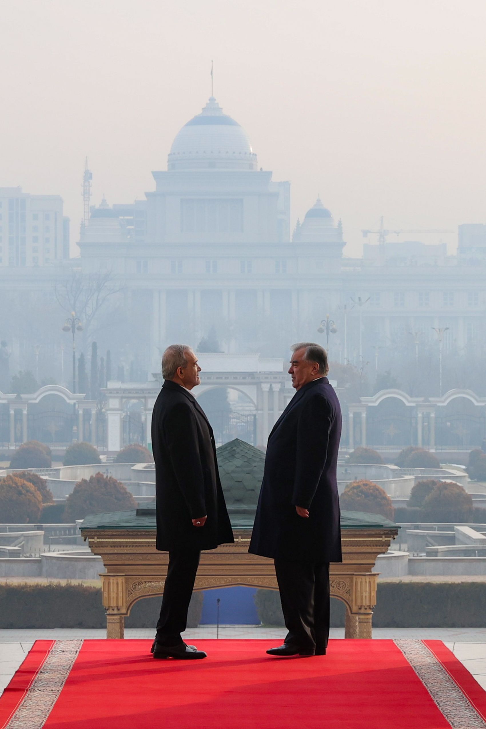 پزشکیان خواستار حل مشکلات بر سر راه روابط ایران و تاجیکستان شد