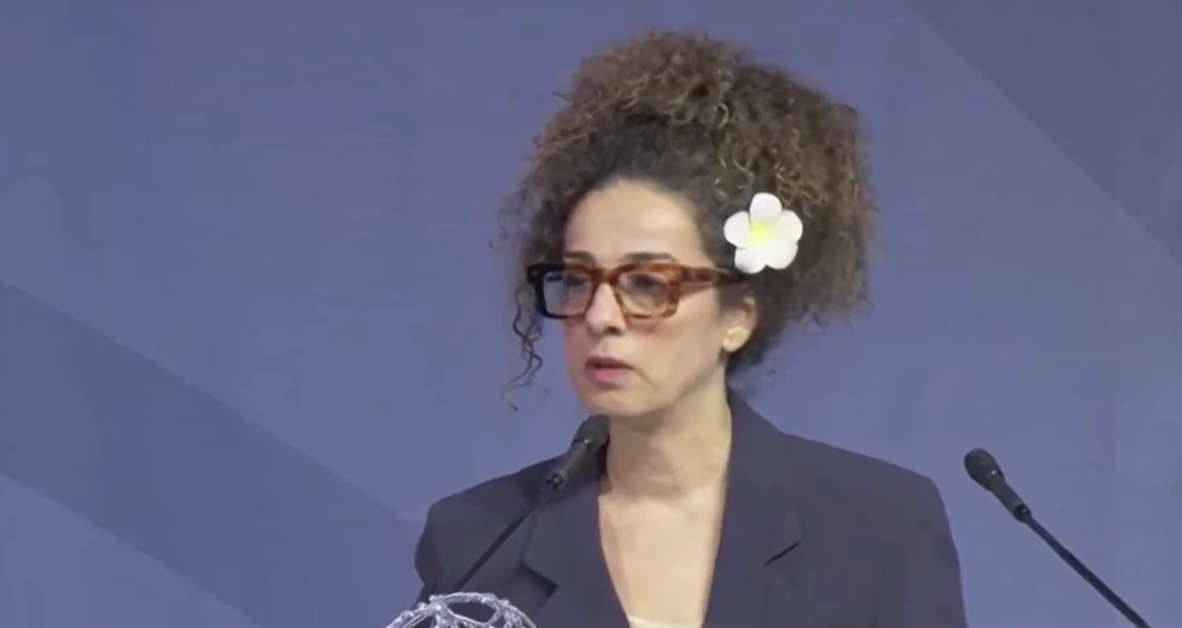 نجاد تتسلم وسام الشجاعة من مؤتمر جنيف لحقوق الإنسان نيابة عن "أبطال إيران"