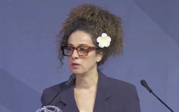 نجاد تتسلم وسام الشجاعة من مؤتمر جنيف لحقوق الإنسان نيابة عن "أبطال إيران"