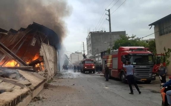 در پی آتشسوزی گسترده در یک انبار در شیراز بخشی از محصول گندم از بین رفت