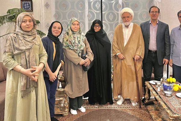 مهدی کروبی: برخی نظامیها در مجلس، بیشتر از حزب توده برای پوتین یقه پاره میکنند