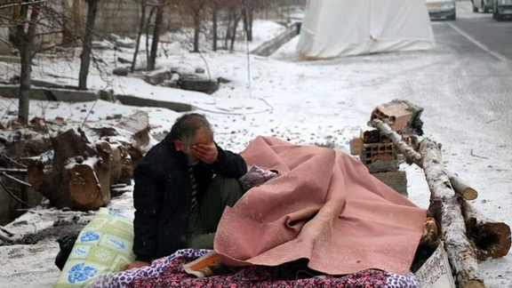 فوت و مسمویت زلزلهزدگان خوی در چادرها؛ رییس هلال احمر انتقادها را از سر «مرض» خواند