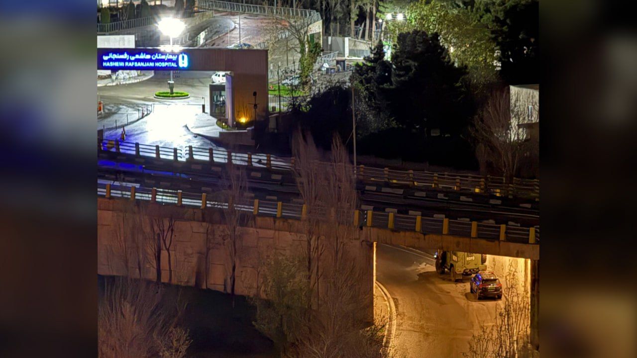 پنهان شدن خودروهای نظامی در نزدیکی بیمارستانی در تهران
