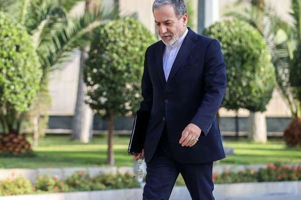 عباس عراقچی: مواد هستهای منتقل نشده و هنوز زیر آوار تاسیسات هستهای بمباران شده هستند