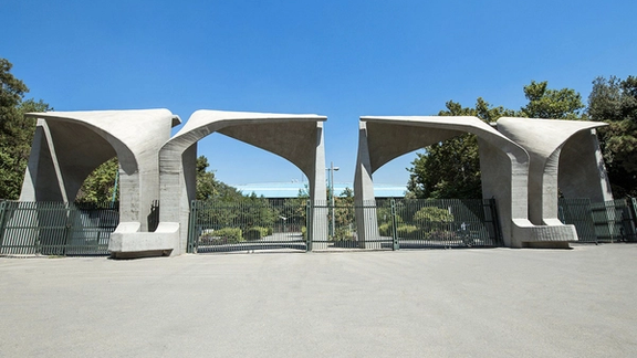 خبرگزاری دفاع مقدس مدعی تامین مالی کافههای اطراف دانشگاه تهران از سوی اروپاییها شد