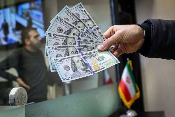 بعد تجاوزه 57 ألف تومان.. توقعات بانهيار شديد في الاقتصاد الإيراني